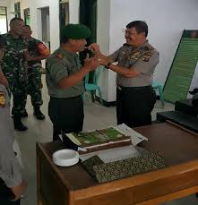 Hari Juang Kartika Ke-72 TNI AD, Polsek Kota Antar Kue Ke Koramil 02/Pekanbaru